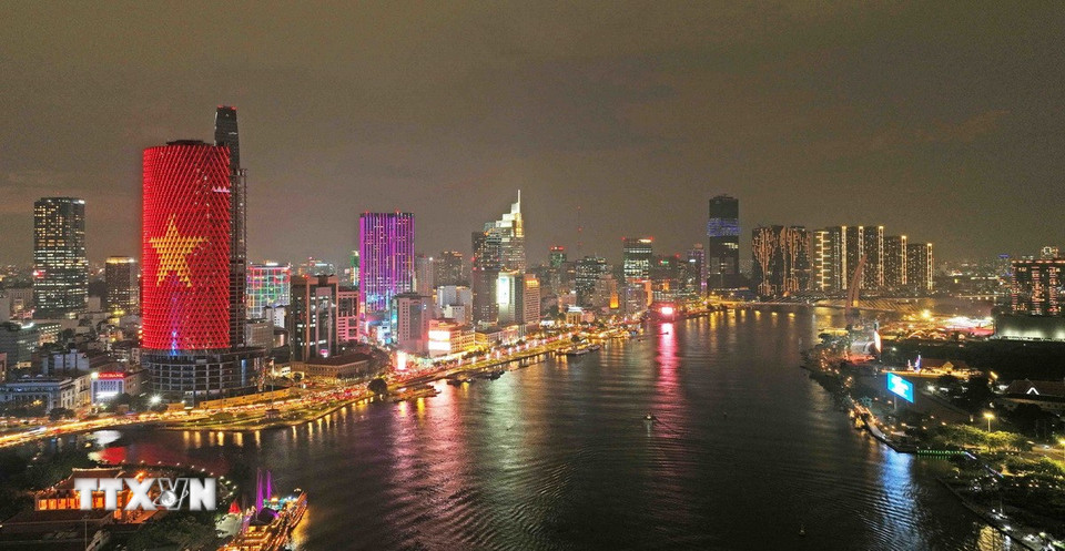 Đêm Thành phố Hồ Chí Minh bên sông Sài Gòn. (Ảnh: Vũ Sinh/TTXVN)