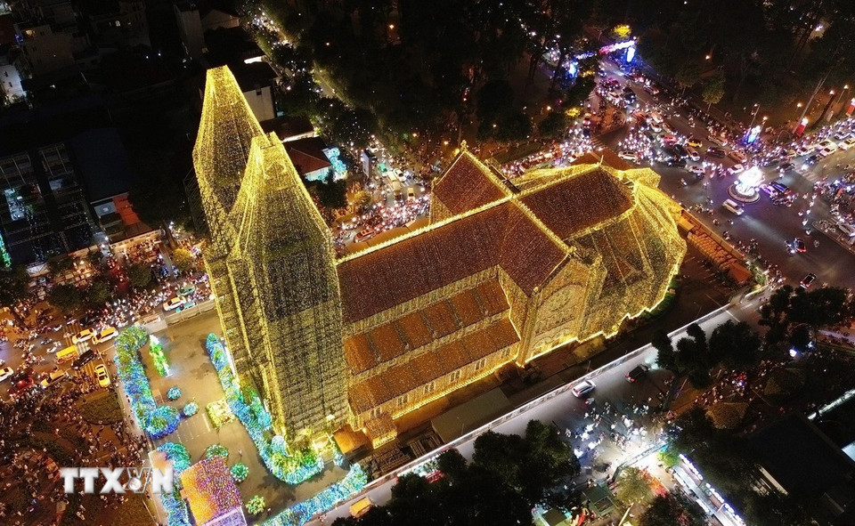 Nhà thờ Đức Bà lung linh trong đêm. (Ảnh: Quốc Khánh/TTXVN)