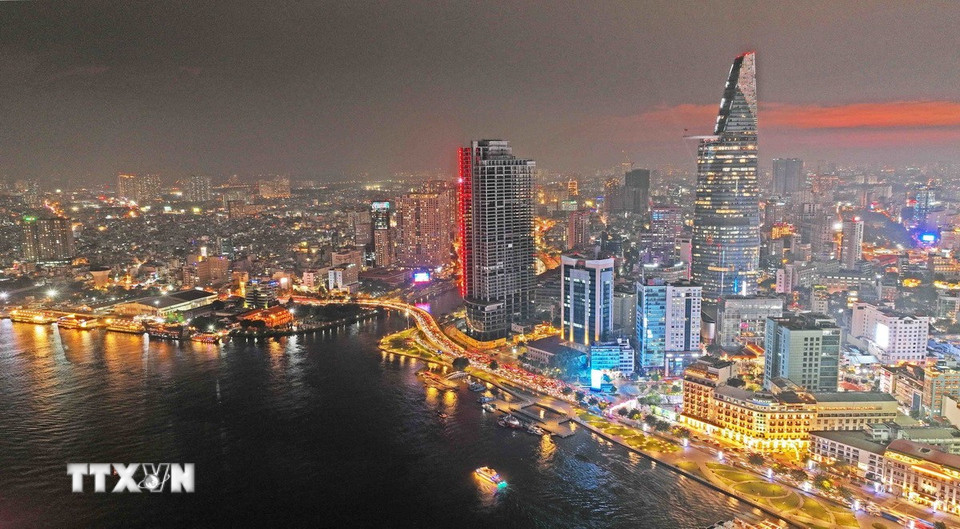 Thành phố Hồ Chí Minh bên sông Sài Gòn lung linh về đêm. (Ảnh: Vũ Sinh/TTXVN)