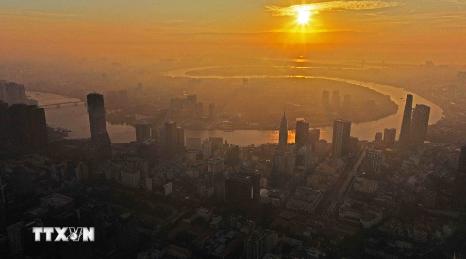 Bình minh trên sông Sài Gòn. (Ảnh: Vũ Sinh/TTXVN)