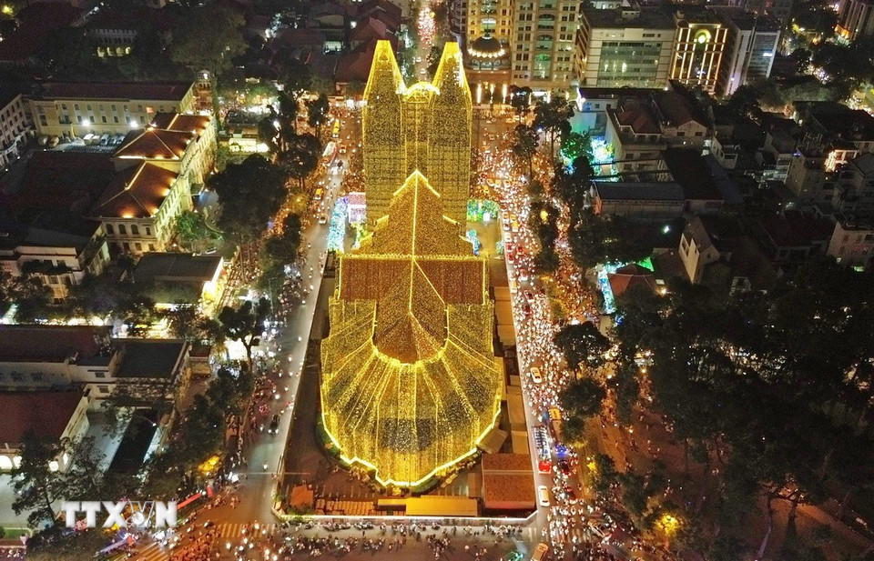 Nhà thờ Đức Bà lung linh trong ánh đèn đêm. (Ảnh: Quốc Khánh/TTXVN)