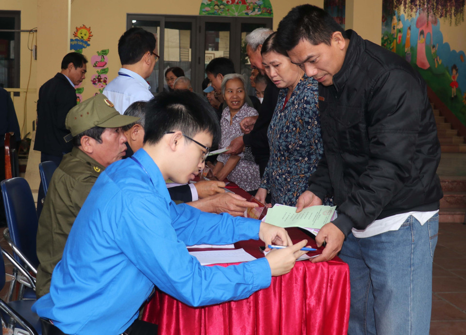 Hướng dẫn cử tri bầu cử tại khu vực bầu cử 2, phường Hồng Châu (tỉnh Hưng Yên). (Ảnh: Nguyễn Công Hải/\TTXVN)