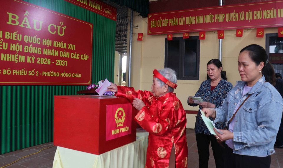 Cụ Lê Thị Ninh, 100 tuổi (phường Hồng Châu) trực tiếp bỏ phiếu bầu cử tại khu vực bỏ phiếu số 2 phường Hồng Châu, tỉnh Hưng Yên. (Ảnh: Nguyễn Công Hải/TTXVN)