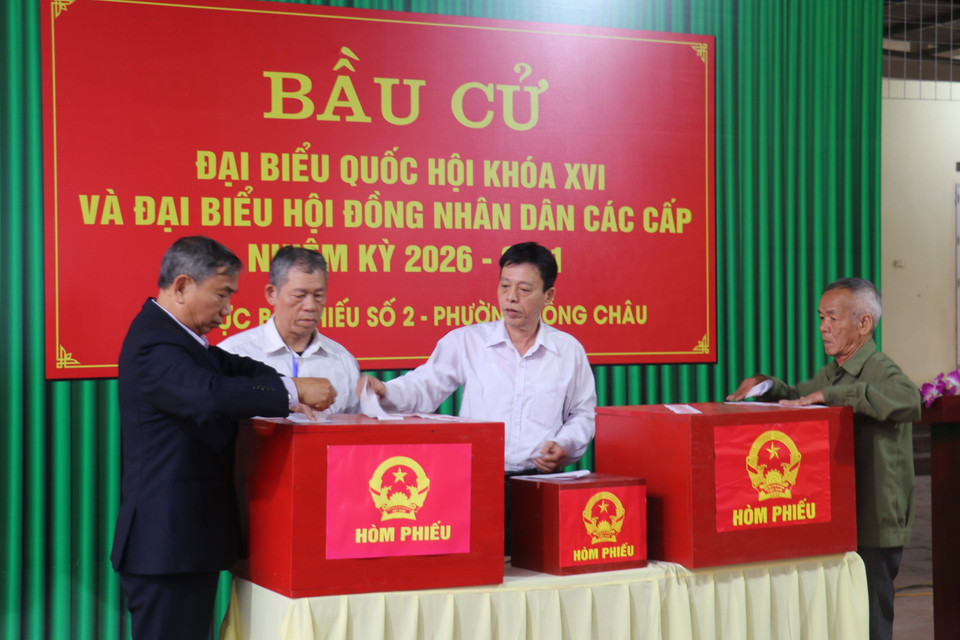 Niêm phong hòm phiếu trước khi bầu cử tại khu vực bỏ phiếu số 2, phường Hồng Châu (tỉnh Hưng Yên). (Ảnh: Nguyễn Công Hải/TTXVN)