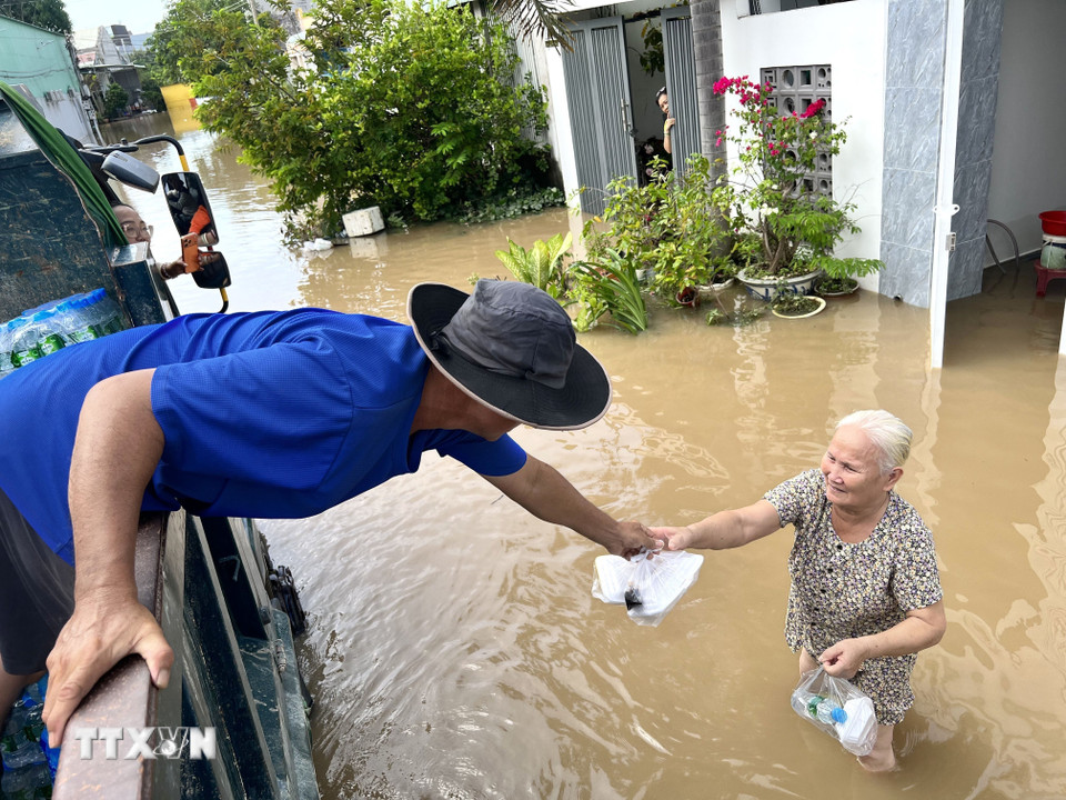 Nhiều tổ chức chính trị xã hội, đoàn thể và hội nhóm thiện nguyện tổ chức các hoạt động hướng về vùng lũ. (Ảnh: Hồng Hiếu/TTXVN)