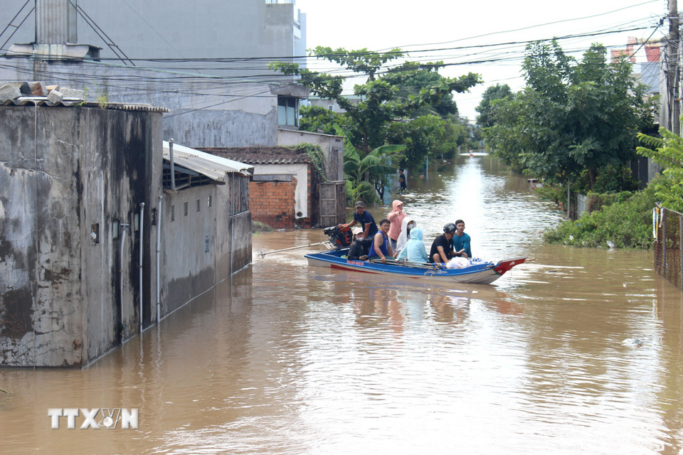 Các tổ chức, nhóm thiện nguyện vào sâu trong các vùng trũng, ngập nặng để tiếp tế người dân. (Ảnh: Hồng Hiếu/TTXVN)