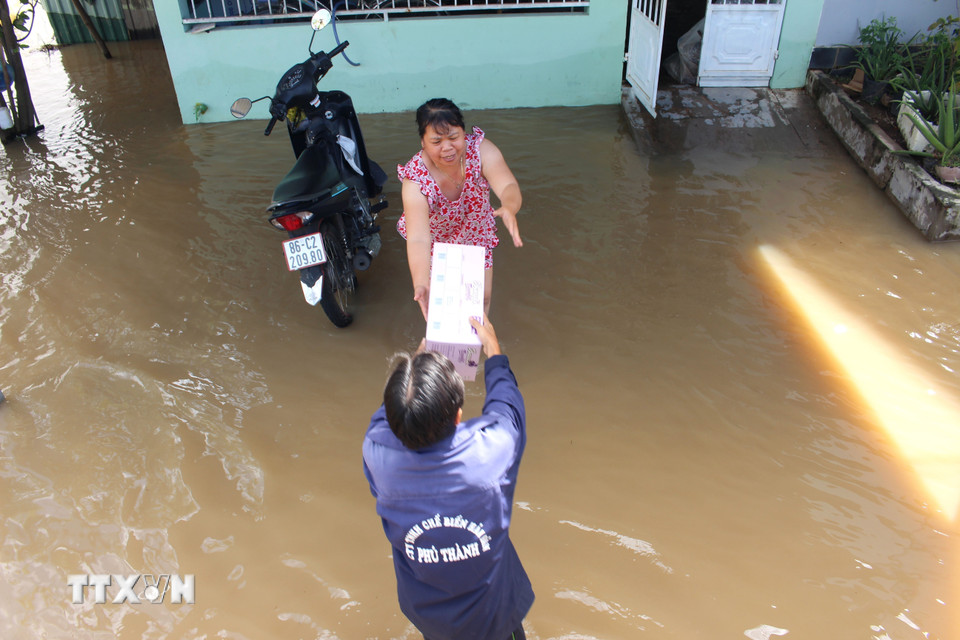 Mỗi suất cơm, lương thực được trao tận tay đến bà con là một tấm lòng được trao đi. (Ảnh: Hồng Hiếu/TTXVN)