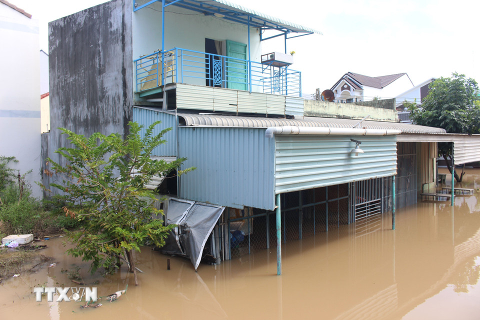 Nhiều khu dân cư ở phường Hàm Thắng vẫn còn ngập sâu. (Ảnh: Hồng Hiếu/TTXVN)