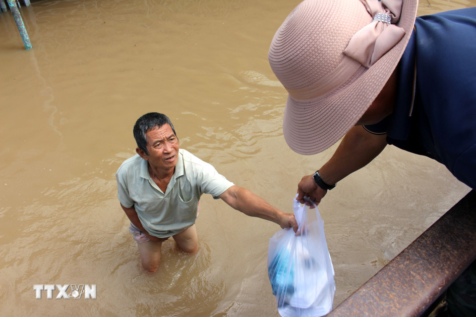 Thanh niên dùng xe ben đi phát cơm, tiếp tế người dân Hàm Thắng. (Ảnh: Hồng Hiếu/TTXVN)