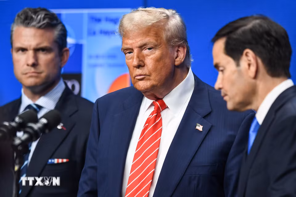 Ngày 1/4/2026, Tổng thống Mỹ Donald Trump cho biết đang “nghiêm túc cân nhắc” việc rút nước này khỏi Tổ chức Hiệp ước Bắc Đại Tây Dương (NATO), sau khi liên minh này từ chối tham gia chiến dịch quân sự chống Iran. Trả lời phỏng vấn tờ The Telegraph, ông Trump chỉ trích các nước thành viên NATO không hành động tương xứng với cam kết của Mỹ, nhấn mạnh Washington từng hỗ trợ các đồng minh trong nhiều tình huống. (Ảnh: THX/TTXVN)