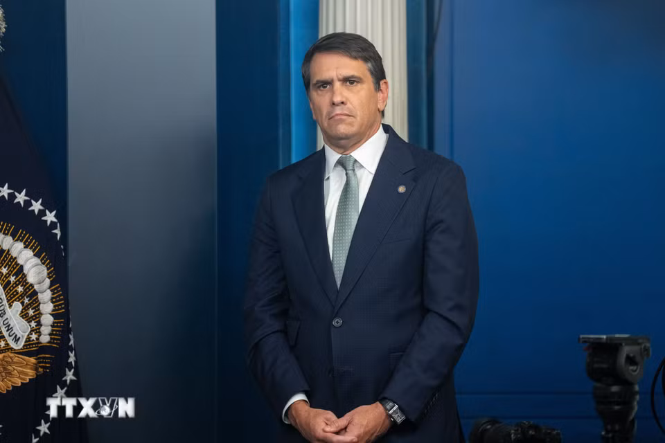 Tổng thống Mỹ Donald Trump ngày 2/4/2026 đã cách chức Bộ trưởng Tư pháp Pam Bondi và bổ nhiệm Thứ trưởng Todd Blanche (ảnh), cựu luật sư riêng của ông, vào vị trí quyền Bộ trưởng Tư pháp. Động thái trên diễn ra trong bối cảnh bà Bondi bị một số người ủng hộ ông Trump chỉ trích về cách thức xử lý việc công bố hồ sơ liên quan đến tỷ phú đang bị cáo buộc phạm tội Jeffrey Epstein. (Ảnh: THX/TTXVN)