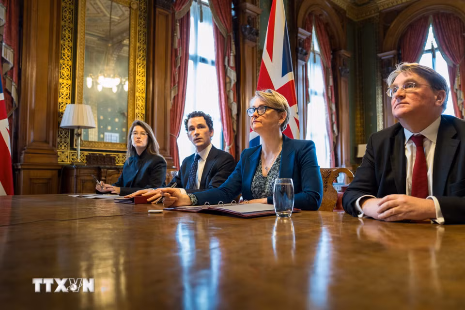 Ngày 2/4/2026, hơn 40 quốc gia đã tham dự hội nghị trực tuyến do Ngoại trưởng Anh Yvette Cooper (ảnh) chủ trì nhằm mở lại tuyến vận tải qua eo biển Hormuz. Cuộc họp diễn ra mà không có sự tham gia của Mỹ, trong khi Anh, Pháp, Đức, Australia và một số nước vùng Vịnh đang tìm kiếm các giải pháp để khôi phục việc tiếp cận tuyến hàng hải chiến lược này. (Ảnh: THX/TTXVN)