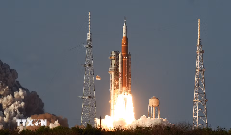 Ngày 1/4/2026, Cơ quan Hàng không Vũ trụ Mỹ (NASA) đã phóng thành công tên lửa cỡ lớn đưa 4 phi hành gia thực hiện hành trình bay vòng quanh Mặt Trăng. Đây là sứ mệnh bay có người lái đầu tiên quanh Mặt Trăng của NASA sau hơn 50 năm. Ảnh: Tên lửa của NASA rời bệ phóng tại Trung tâm Vũ trụ Kennedy ở Cape Canaveral, Florida, Mỹ. (Ảnh: AA/TTXVN)
