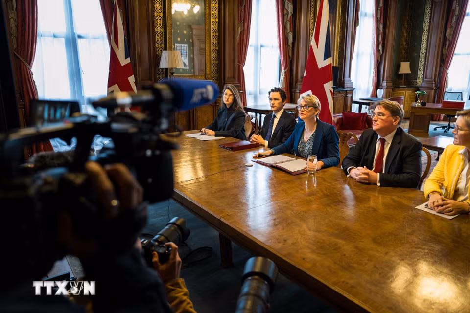 Ngày 2/4/2026, hơn 40 quốc gia đã tham dự hội nghị trực tuyến do Ngoại trưởng Anh Yvette Cooper (ảnh, thứ 3 phải) chủ trì nhằm mở lại tuyến vận tải qua eo biển Hormuz. Cuộc họp diễn ra mà không có sự tham gia của Mỹ, trong khi Anh, Pháp, Đức, Australia và một số nước vùng Vịnh đang tìm kiếm các giải pháp để khôi phục việc tiếp cận tuyến hàng hải chiến lược này. (Ảnh: THX/TTXVN)