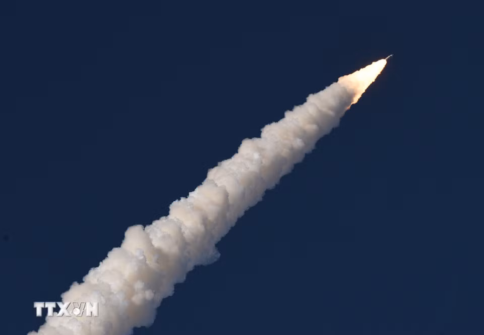 Ngày 1/4/2026, Cơ quan Hàng không Vũ trụ Mỹ (NASA) đã phóng thành công tên lửa cỡ lớn đưa 4 phi hành gia thực hiện hành trình bay vòng quanh Mặt Trăng. Đây là sứ mệnh bay có người lái đầu tiên quanh Mặt Trăng của NASA sau hơn 50 năm. Ảnh: Tên lửa của NASA rời bệ phóng tại Trung tâm Vũ trụ Kennedy ở Cape Canaveral, Florida, Mỹ. (Ảnh: AA/TTXVN)