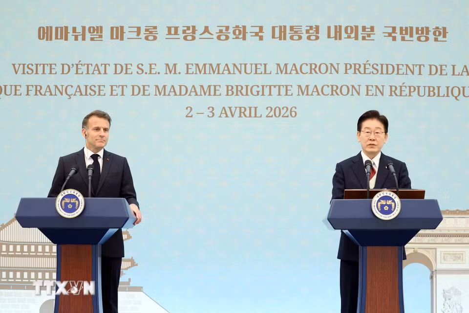 Ngày 3/4/2026, trong cuộc hội đàm nhân chuyến thăm Seoul, Tổng thống Pháp Emmanuel Macron (trái) và Tổng thống Hàn Quốc Lee Jae Myung đã nhất trí tăng cường phối hợp nhằm giảm thiểu tác động kinh tế từ xung đột Trung Đông. Hai nhà lãnh đạo cũng nhất trí nâng cấp quan hệ giữa hai nước lên mức “đối tác chiến lược toàn cầu”. (Ảnh: Yonhap/TTXVN)