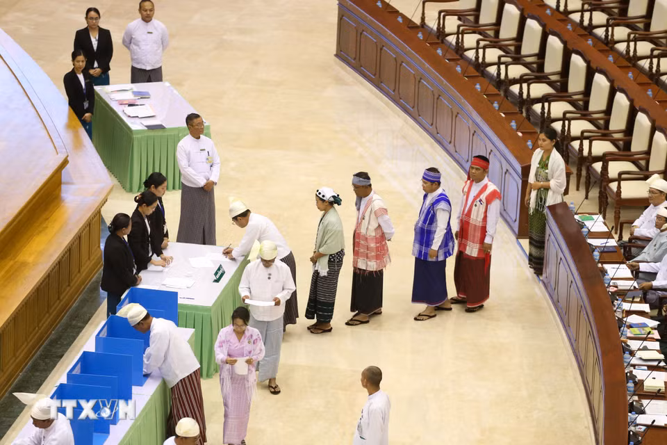 Ngày 3/4/2026, người đứng đầu chính quyền quân sự Myanmar, ông Min Aung Hlaing, đã được bầu làm Tổng thống nước này trong cuộc bỏ phiếu tại Quốc hội (ảnh), với ít nhất 293 phiếu ủng hộ trên tổng số 584 phiếu bầu, vượt ngưỡng đa số cần thiết. (Ảnh: THX/TTXVN)