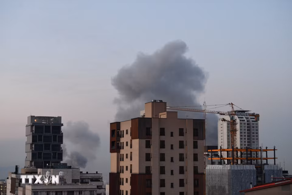 Khói bốc lên sau vụ loạt vụ nổ ở Tehran, Iran ngày 1/4. (Ảnh: THX/TTXVN)