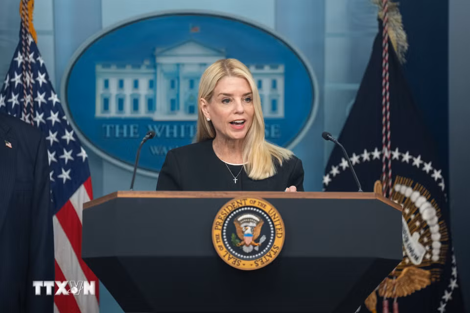 Tổng thống Mỹ Donald Trump ngày 2/4/2026 đã cách chức Bộ trưởng Tư pháp Pam Bondi (ảnh) và bổ nhiệm Thứ trưởng Todd Blanche, cựu luật sư riêng của ông, vào vị trí quyền Bộ trưởng Tư pháp. Động thái trên diễn ra trong bối cảnh bà Bondi bị một số người ủng hộ ông Trump chỉ trích về cách thức xử lý việc công bố hồ sơ liên quan đến tỷ phú đang bị cáo buộc phạm tội Jeffrey Epstein. (Ảnh: THX/TTXVN)