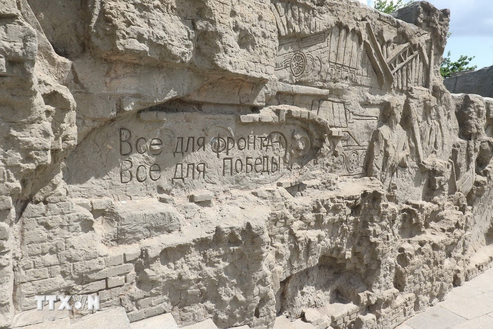 Bức phù điêu "Bức tường đổ nát" ở khu tưởng niệm Đồi Mamaev với dòng chữ "Tất cả cho mặt trận - Tất cả cho chiến thắng". (Ảnh: Quang Vinh/ TTXVN)