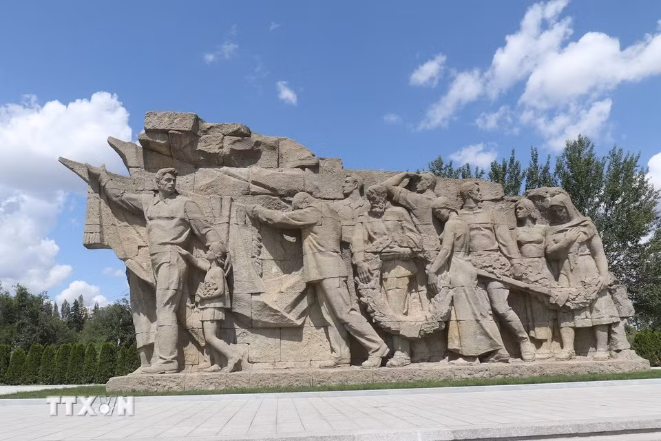 Bức phù điêu ở lối vào Khu tưởng niệm Đồi Mamaev ở thành phố Volgograd, Liên bang Nga. (Ảnh: Quang Vinh/TTXVN)