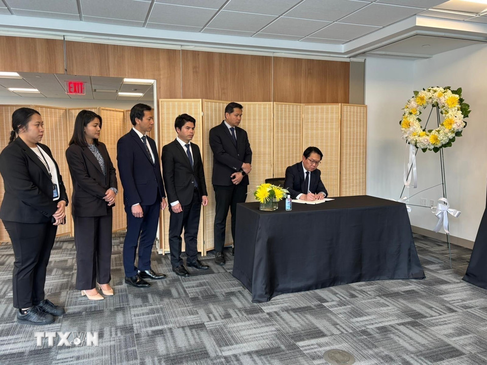 Đại sứ, Trưởng Phái đoàn Lào tại Liên hợp quốc Anouparb Vongnorkeo ghi sổ tang. (Ảnh: Lê Hoàng/TTXVN)