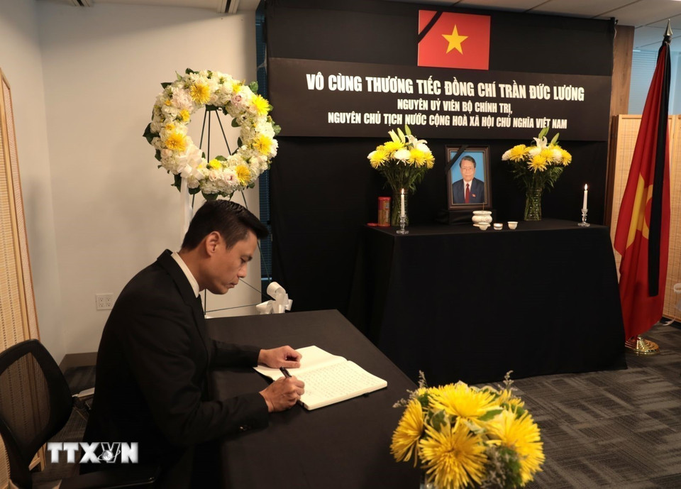 Đại sứ Đặng Hoàng Giang ghi sổ tang. (Ảnh: Lê Hoàng/TTXVN)