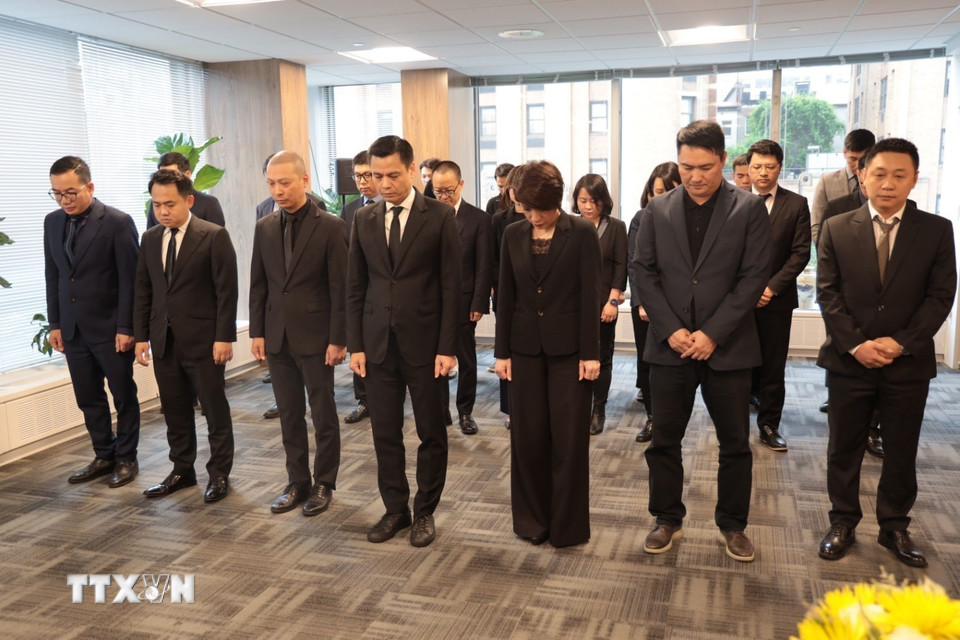 Một phút mặc niệm của thành viên Cơ quan đại diện Việt Nam tại New York, Mỹ. (Ảnh: Lê Hoàng/TTXVN)
