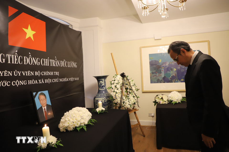 Đại sứ Lào tại Anh Douangmany Gnotsyoudom viếng nguyên Chủ tịch nước Trần Đức Lương. (Ảnh: Phong Hà/TTXVN)