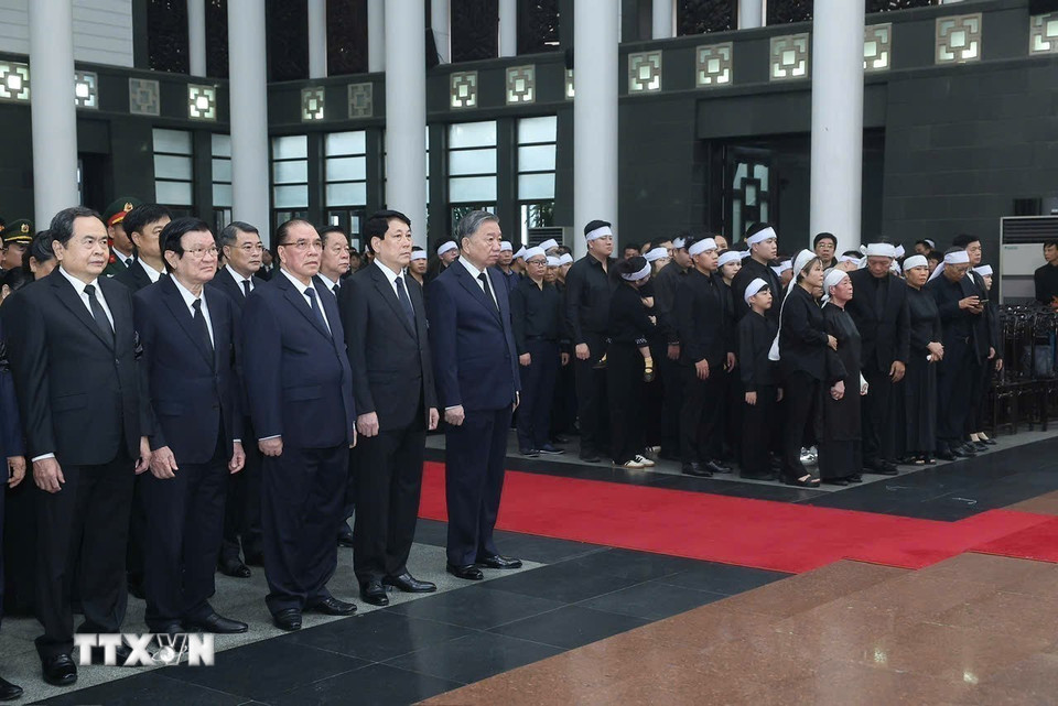 Tổng Bí thư Tô Lâm cùng các đồng chí Lãnh đạo, nguyên Lãnh đạo Đảng, Nhà nước dự Lễ truy điệu nguyên Chủ tịch nước Trần Đức Lương. (Ảnh: TTXVN)