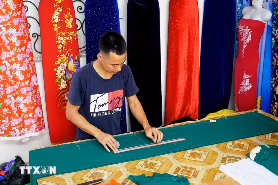 Một điểm độc đáo ở làng nghề Trạch Xá là số đàn ông theo nghề may nhiều hơn phụ nữ do truyền thống từ xa xưa. (Ảnh: Khánh Hòa/TTXVN)