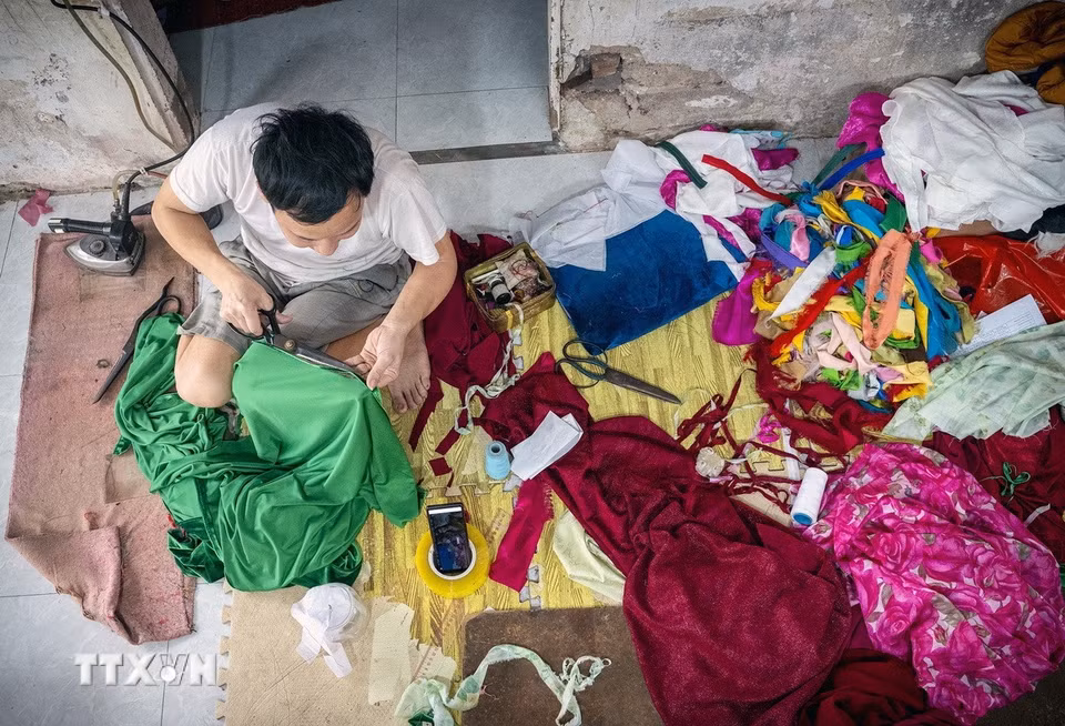 Một điểm độc đáo ở làng nghề Trạch Xá là số đàn ông theo nghề may nhiều hơn phụ nữ do truyền thống từ xa xưa. (Ảnh: Khánh Hòa/TTXVN)