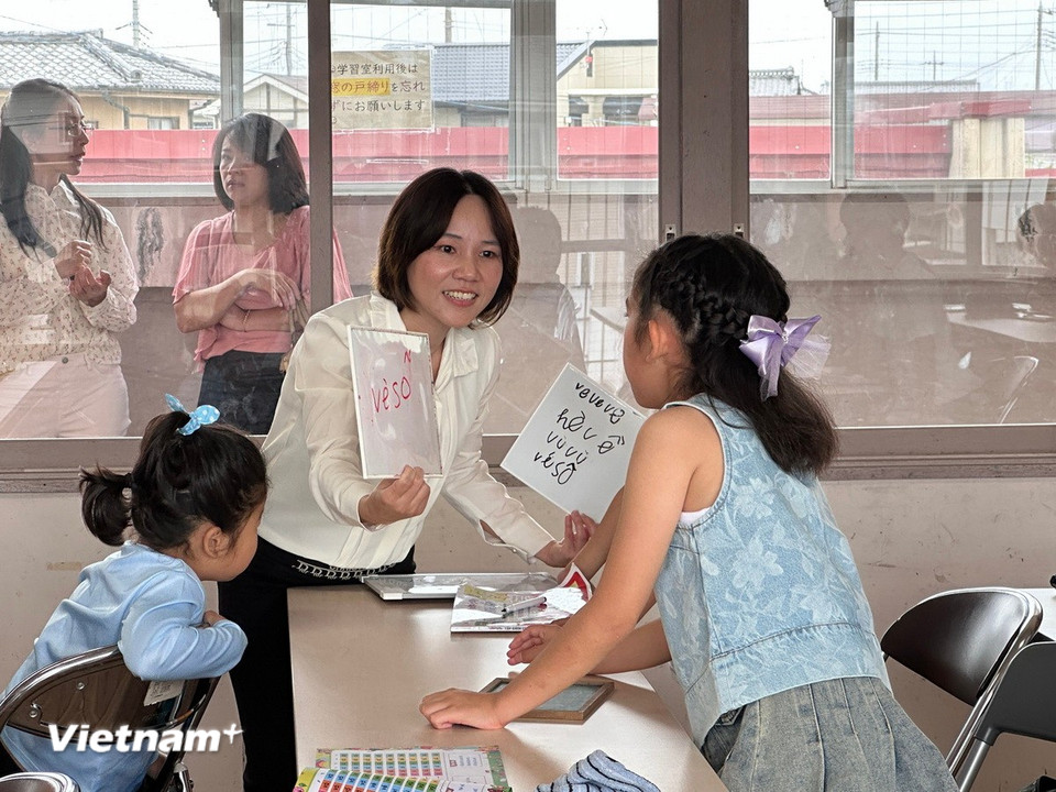 Cô giáo tận tình hướng dẫn cách phát âm cho các bé. (Ảnh: Nguyễn Tuyến/Vietnam+)