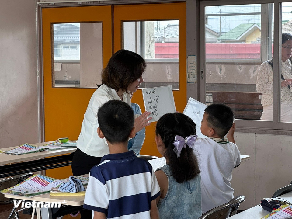 Cô giáo tận tình hướng dẫn cách phát âm cho các bé. (Ảnh: Nguyễn Tuyến/Vietnam+)