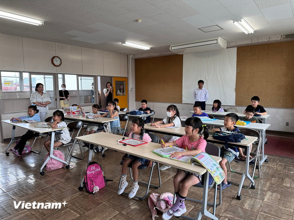 Các bé đang tập trung phát âm theo hướng dẫn của cô giáo. (Ảnh: Nguyễn Tuyến/Vietnam+)