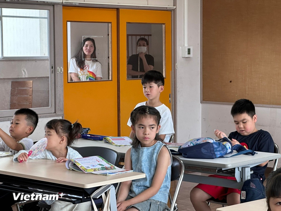 Phụ huynh đồng hành, dõi theo con trong giờ học tiếng Việt. (Ảnh: Nguyễn Tuyến/Vietnam+)