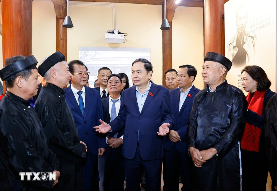 Chủ tịch Quốc hội Trần Thanh Mẫn với Ban quản lý và nhân dân tại Khu lưu niệm Trưởng Ban Thường trực Quốc hội Bùi Bằng Đoàn. (Ảnh: Doãn Tấn/TTXVN)