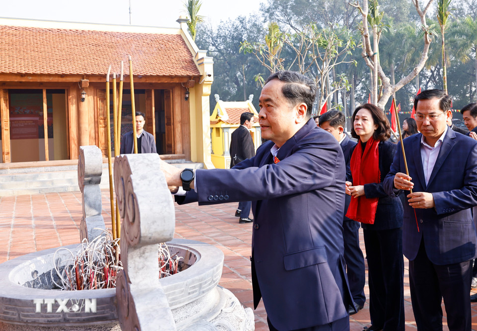 Chủ tịch Quốc hội Trần Thanh Mẫn dâng hương, tưởng nhớ Trưởng Ban Thường trực Quốc hội Bùi Bằng Đoàn. (Ảnh: Doãn Tấn/TTXVN)