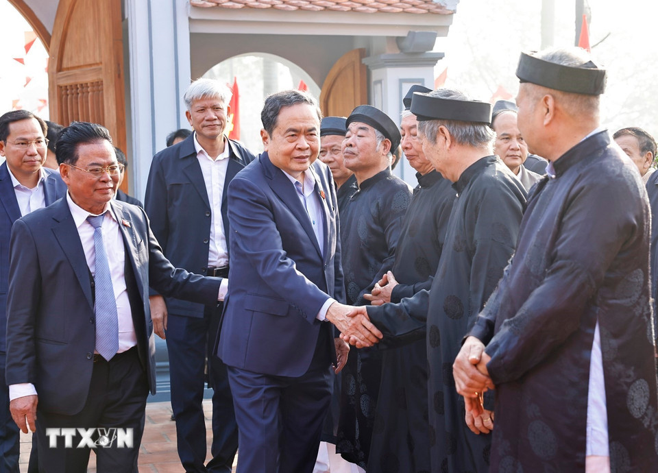 Chủ tịch Quốc hội Trần Thanh Mẫn đến dâng hương, tưởng nhớ Trưởng Ban Thường trực Quốc hội Bùi Bằng Đoàn. (Ảnh: Doãn Tấn/TTXVN)