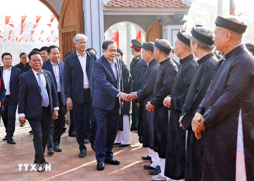 Chủ tịch Quốc hội Trần Thanh Mẫn đến dâng hương, tưởng nhớ Trưởng Ban Thường trực Quốc hội Bùi Bằng Đoàn. (Ảnh: Doãn Tấn/TTXVN)