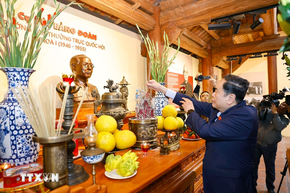 Chủ tịch Quốc hội Trần Thanh Mẫn dâng hương, tưởng nhớ Trưởng Ban Thường trực Quốc hội Bùi Bằng Đoàn. (Ảnh: Doãn Tấn/TTXVN)