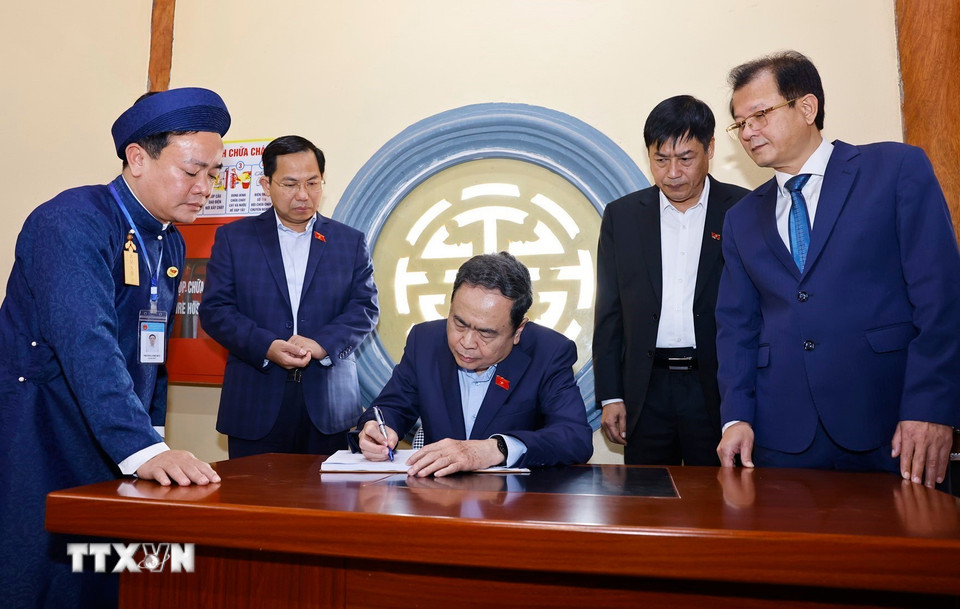 Chủ tịch Quốc hội Trần Thanh Mẫn viết lưu bút. (Ảnh: Doãn Tấn/TTXVN)