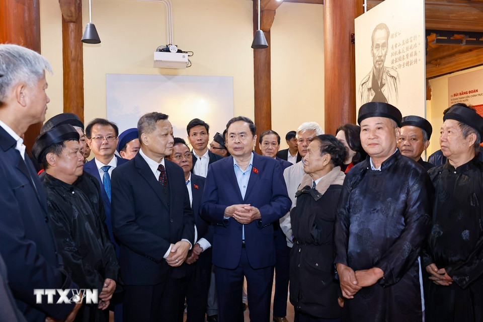 Chủ tịch Quốc hội Trần Thanh Mẫn với Ban quản lý và nhân dân tại Khu lưu niệm Trưởng Ban Thường trực Quốc hội Bùi Bằng Đoàn. (Ảnh: Doãn Tấn/TTXVN)