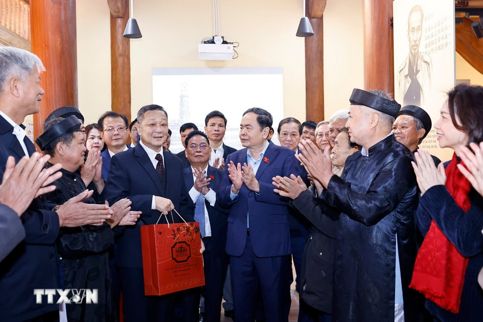 Chủ tịch Quốc hội Trần Thanh Mẫn tặng quà Ban quản lý và nhân dân tại Khu lưu niệm Trưởng Ban Thường trực Quốc hội Bùi Bằng Đoàn. (Ảnh: Doãn Tấn/TTXVN)