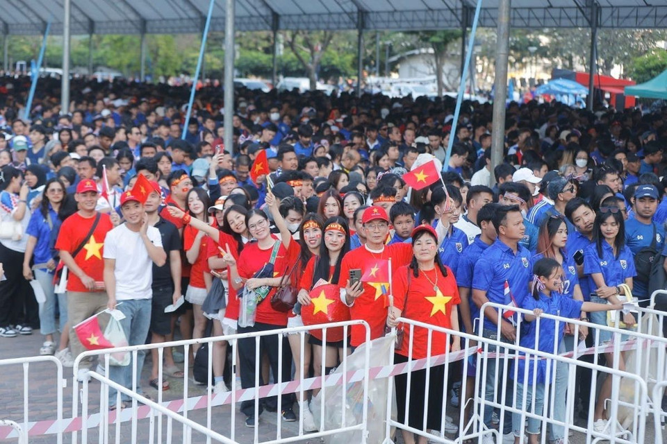 Khán giả vào sân cổ vũ cho trận chung kết ASEAN Cup 2024. (Ảnh: Minh Quyết/TTXVN)
