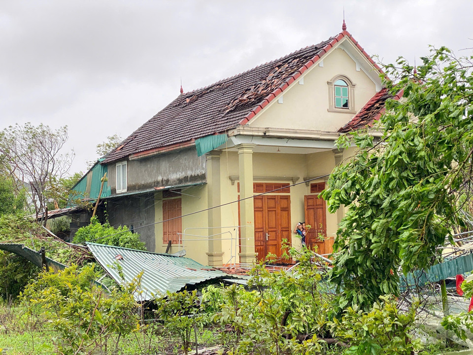 Mái tôn của nhiều hộ dân tại xã Nghi Xuân bị bão làm đổ sập. (Ảnh: Hữu Quyết/TTXVN)