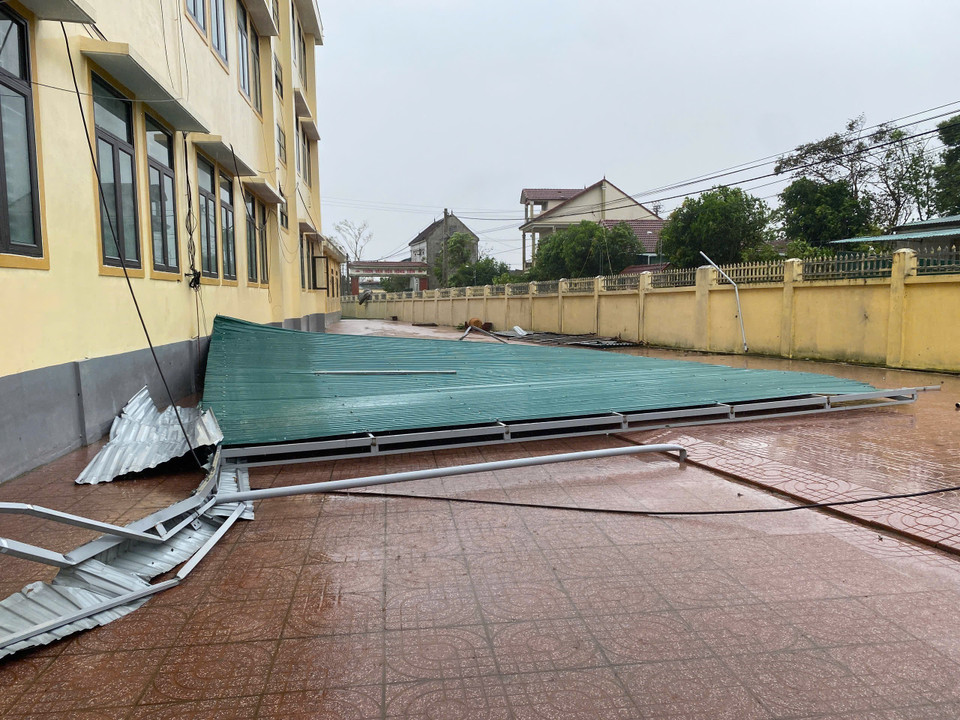 Trường tiểu học Xuân Giang, xã Nghi Xuân bị thiệt hại nặng do bão số 10. (Ảnh: Hữu Quyết/TTXVN)