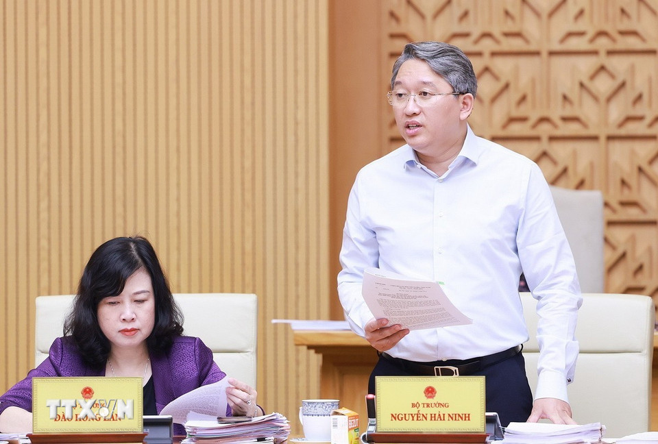 Bộ trưởng Bộ Tư pháp Nguyễn Hải Ninh báo cáo các vướng mắc phát sinh trong quá trình xây dựng các Nghị định phân cấp, phân quyền, phân định thẩm quyền gắn với tổ chức chính quyền địa phương 2 cấp. (Ảnh: Dương Giang/TTXVN)