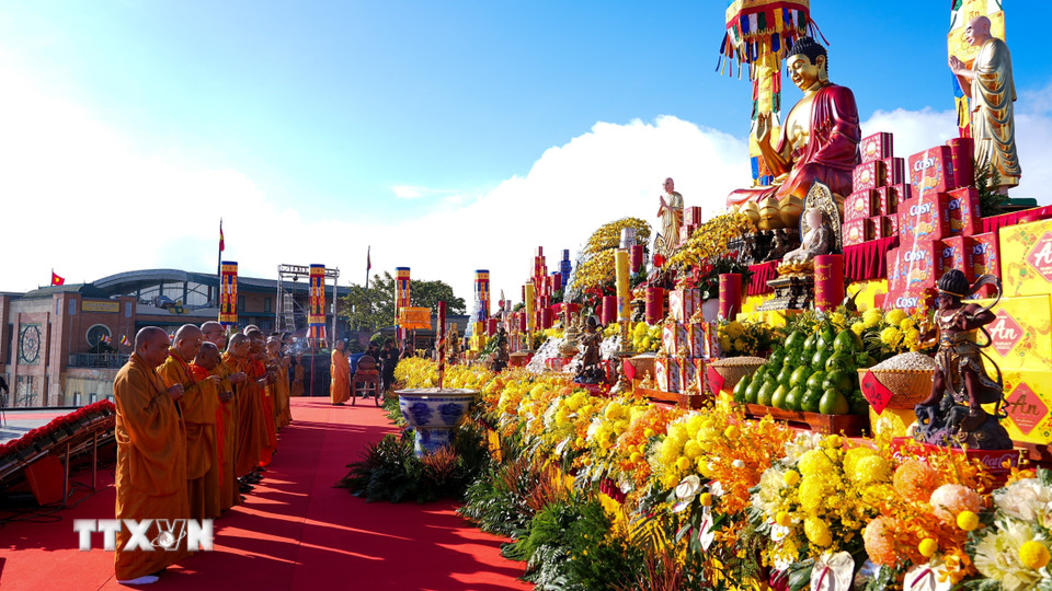 Các nghi thức Phật giáo được cử hành trang trọng, cầu quốc thái dân an trên đỉnh núi Bà Đen. (Ảnh: Minh Phú/TTXVN)