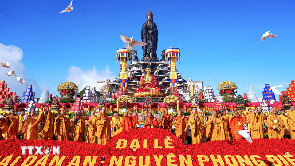 Nghi thức thả chim bồ câu tại Đại lễ cầu an trên đỉnh núi Bà Đen, gửi gắm ước nguyện quốc thái dân an, đất nước hưng thịnh, nhân dân an bình, thế giới hòa hợp. (Ảnh: Minh Phú/TTXVN)